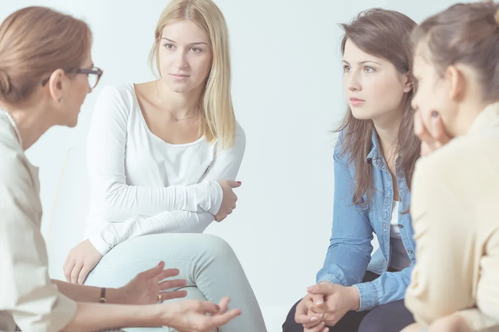 Grupa ludzi wspierających się nawzajem w odchudzaniu, spotkanie grupy wsparcia