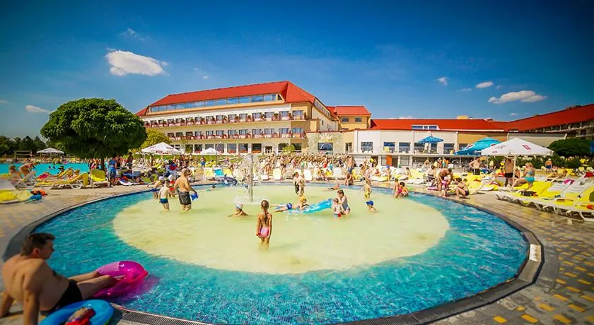 Mikołajki Park Wodny Tropikana plaża miejska