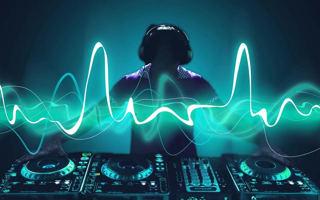 Grafika porównująca gatunki muzyki elektronicznej (House, Techno, Trance) z ikonami lub symbolami