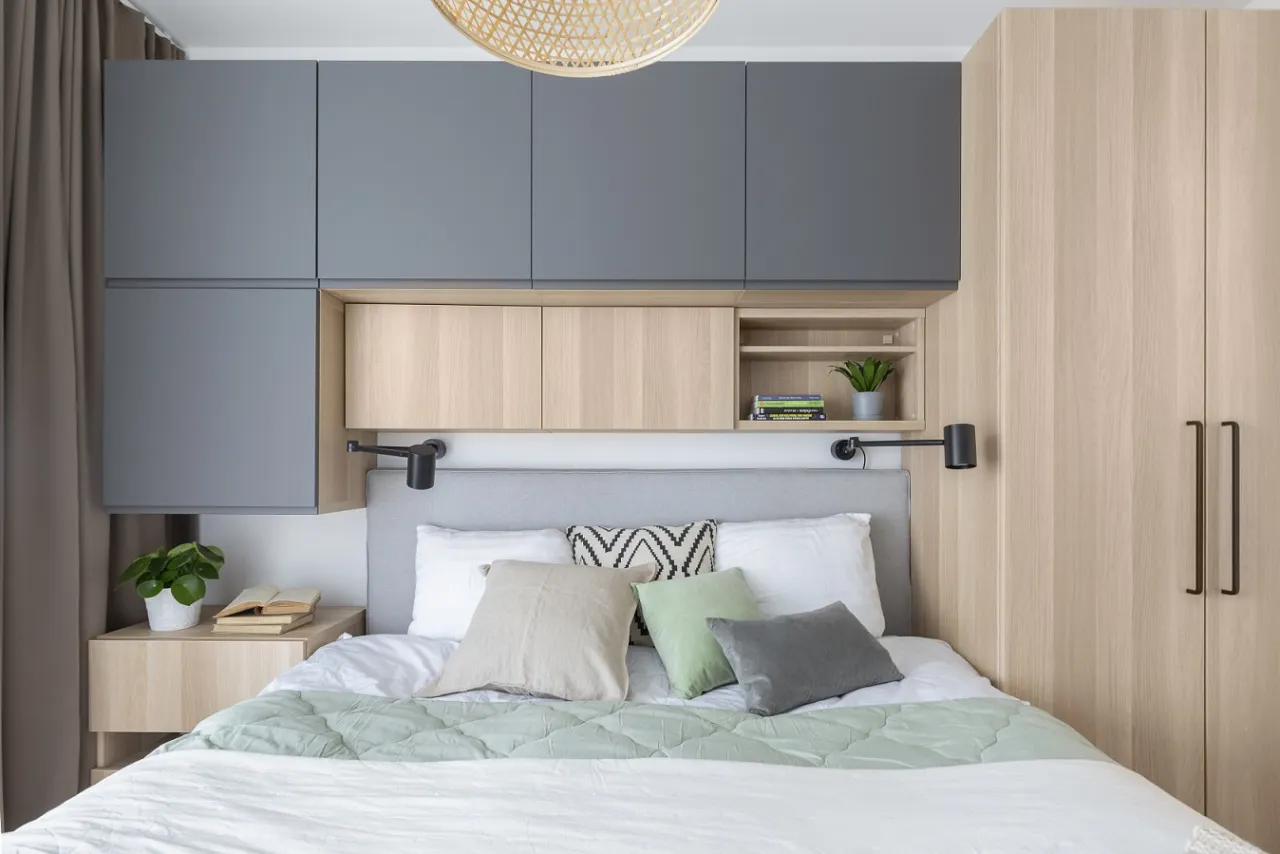 szafa na wymiar mała sypialnia półki nad łóżkiem
