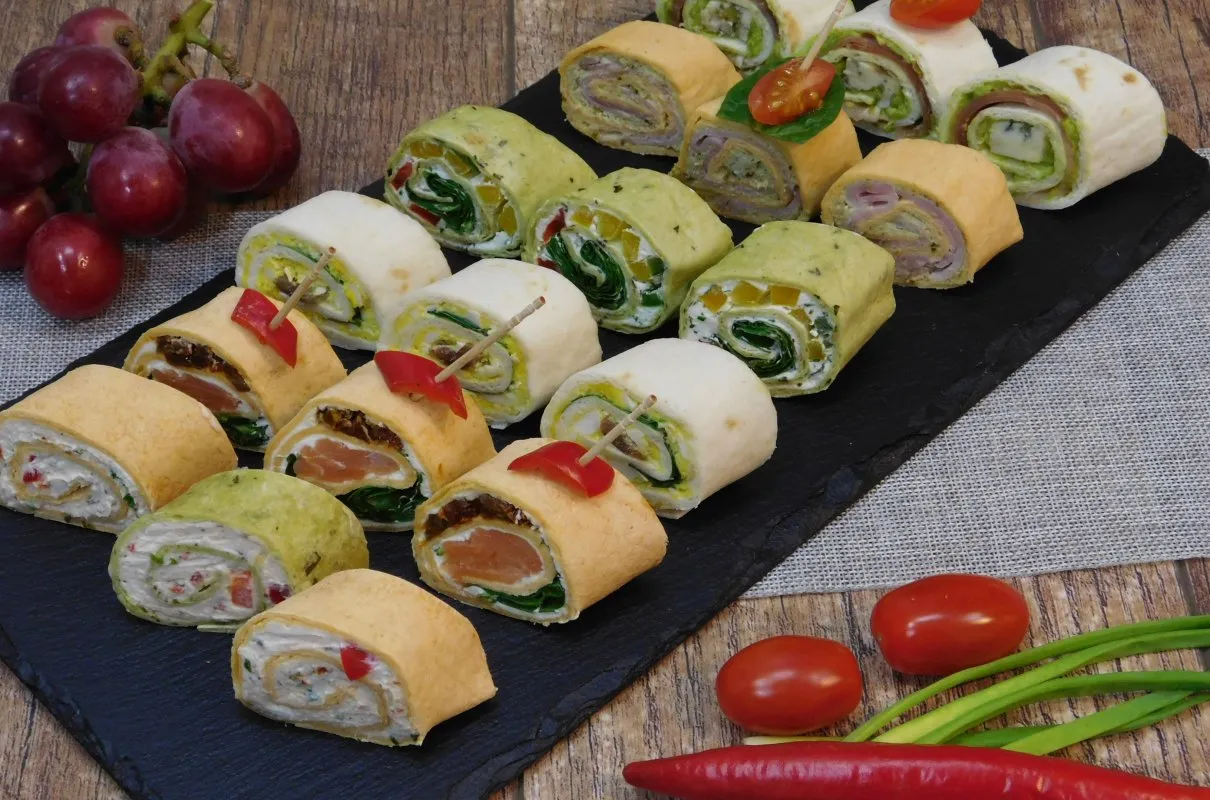 Deska serów i wędlin, roladki z tortilli, koreczki