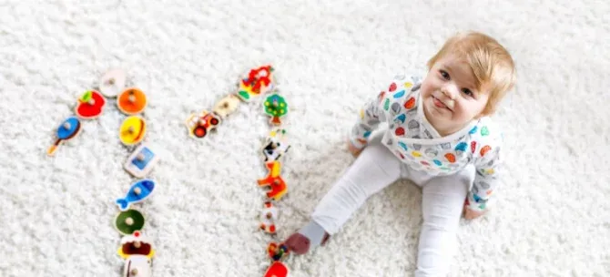 11 miesięczne dziecko raczkuje wstaje