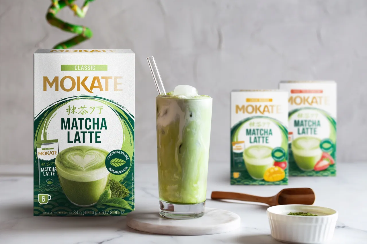 różne rodzaje matchy proszek i gotowe latte