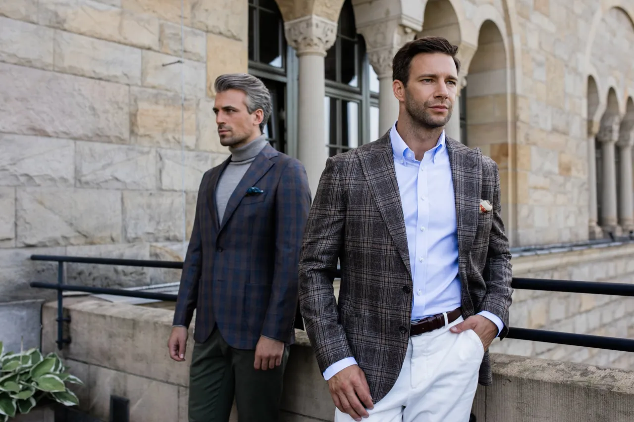 mężczyzna marynarka w kratę i koszula w drobny wzór