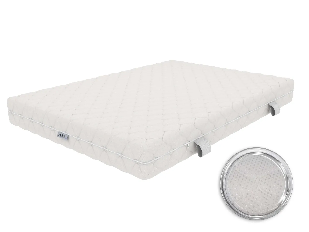 dziecko śpiące na materacu