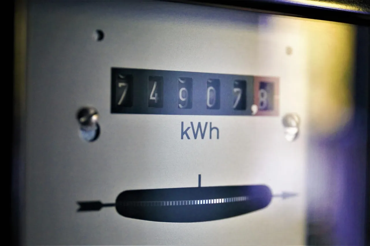 Licznik energii pokazuje 74907.8 kWh. To jednostka, kt&oacute;ra m&oacute;wi, ile energii zużyłeś.