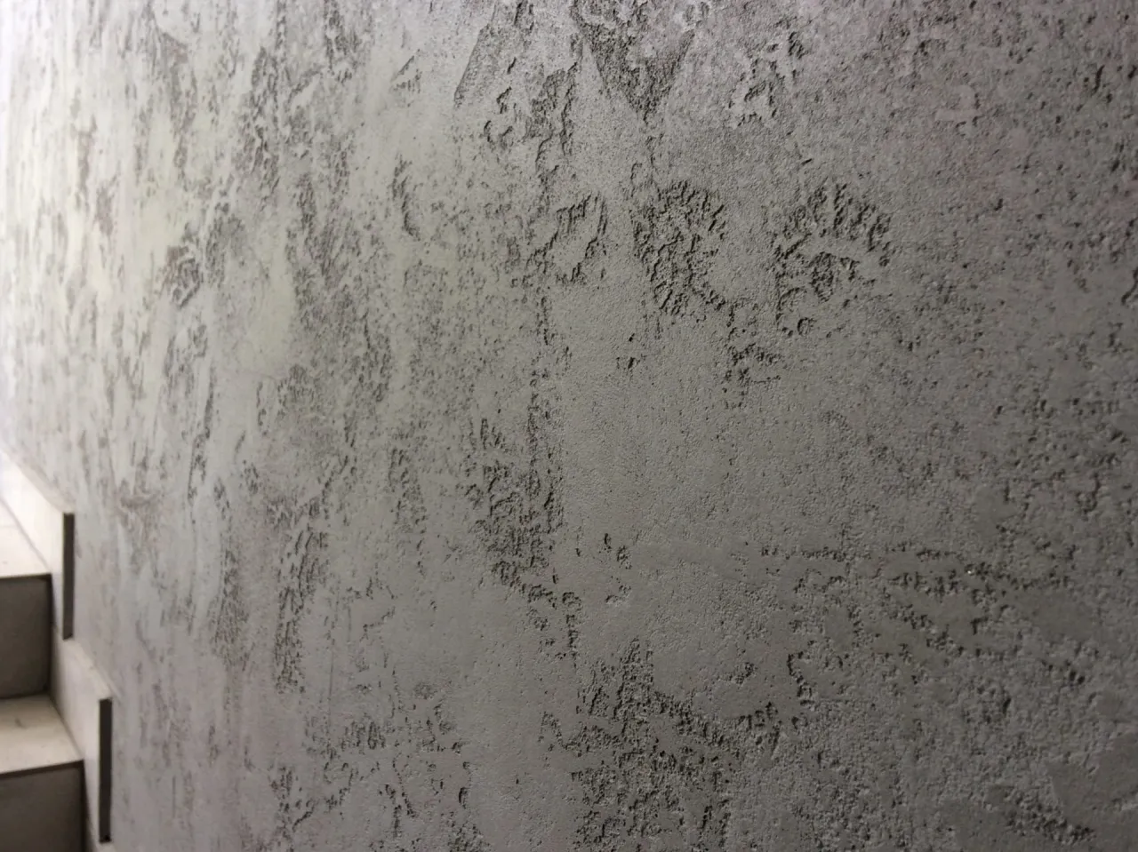 Efekty betonu dekoracyjnego na ścianie