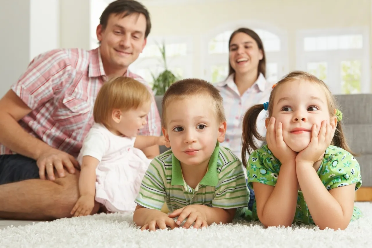 Polska rodzina z dzieckiem otrzymująca wsparcie finansowe