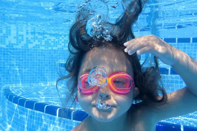 ćwiczenia oddechowe w basenie dla początkujących, dmuchanie bąbelków w wodzie