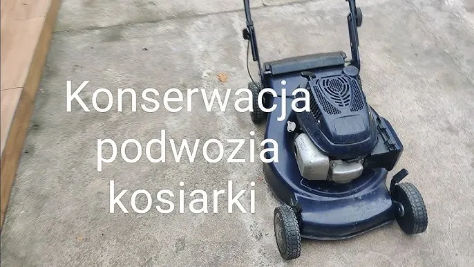 Czyszczenie podwozia kosiarki spalinowej