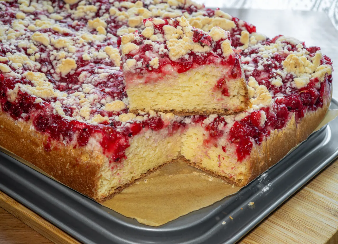 Puszyste ciasto drożdżowe bez zagniatania z jagodami i kruszonką. Idealne na deser, gdy szukasz prostego przepisu.