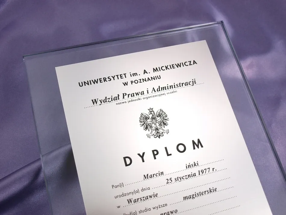 dyplom ukończenia studiów wyższych