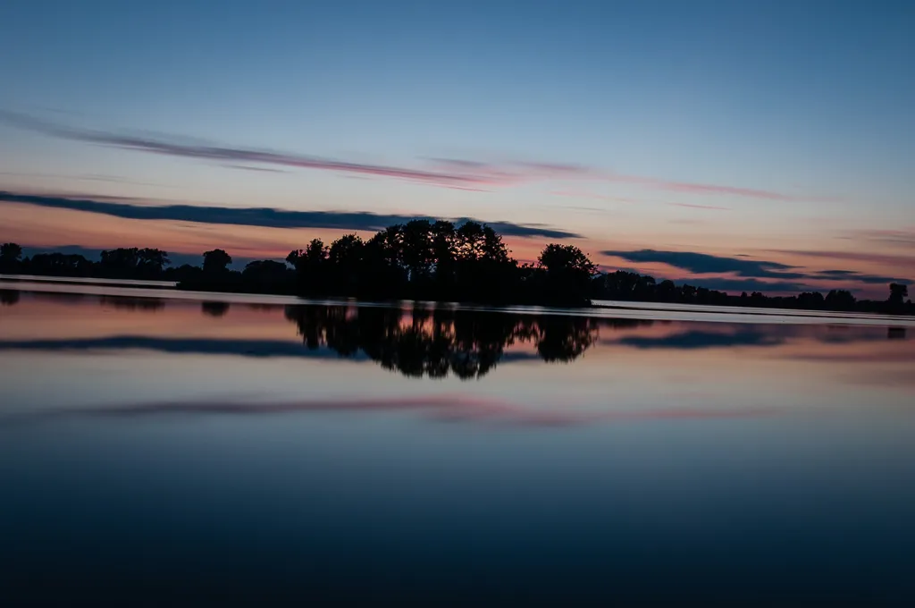 zdjęcie z krzywym horyzontem i wyprostowane porównanie