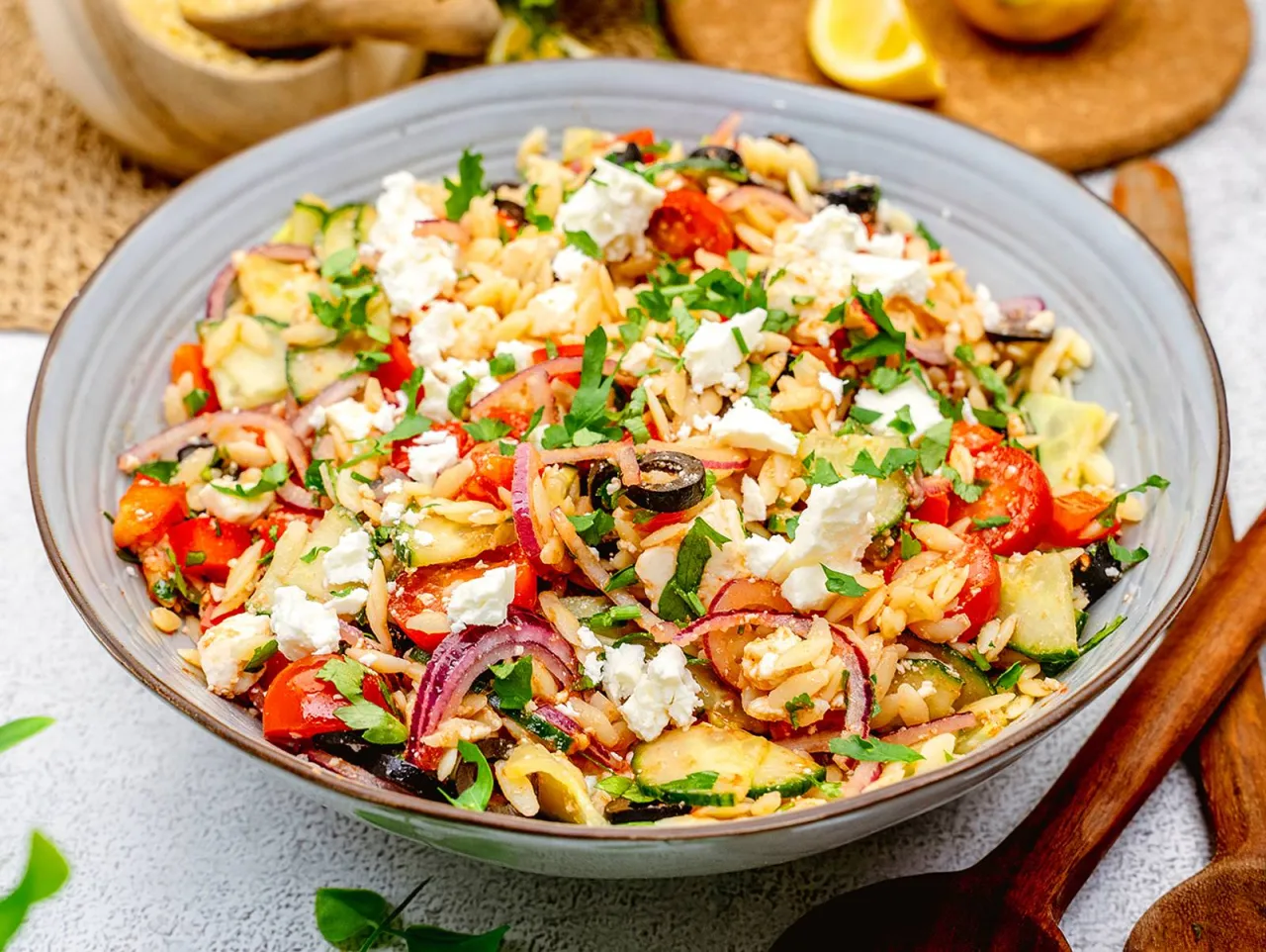 Griechischer Kritharaki Salat mit Feta und Gem&uuml;se in einer Sch&uuml;ssel