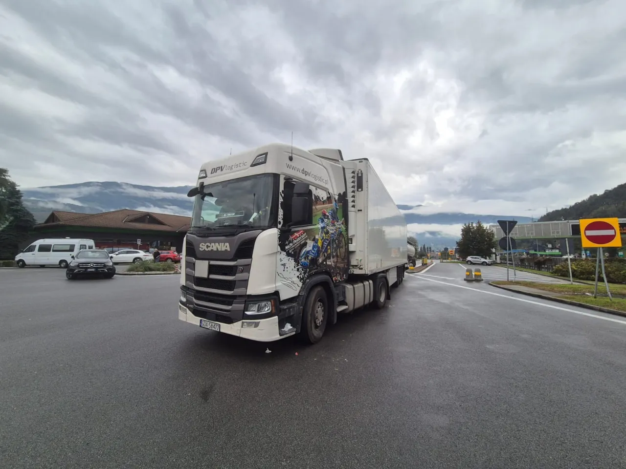 Ciężar&oacute;wka przewożąca żywność lub leki