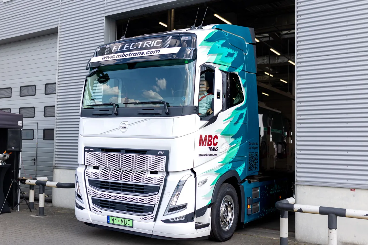 Nowy ciągnik siodłowy elektryczny