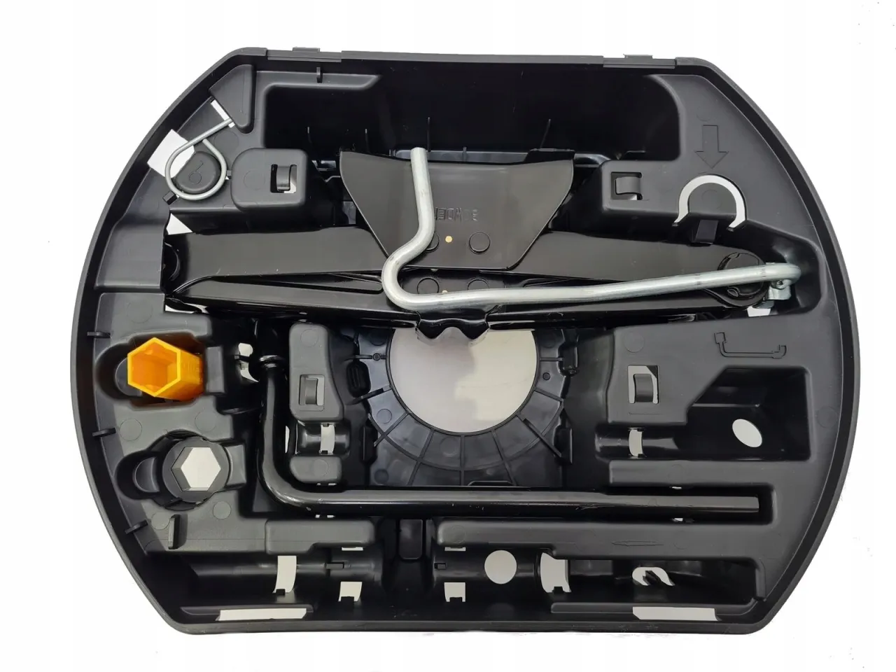 Zestaw narzędzi do wymiany koła zapasowego w Peugeot 307 SW: podnośnik, klucz, uchwyt.