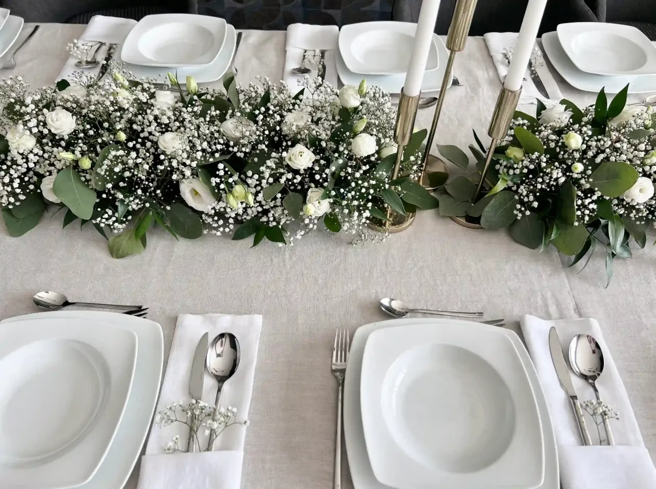 Dekoracje stołu komunijnego z serwetkami