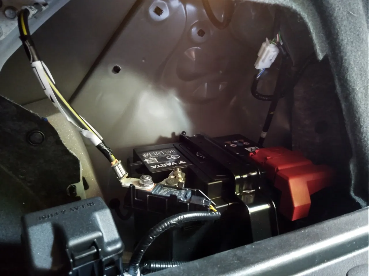 Toyota Auris Hybrid lokalizacja akumulatora 12V