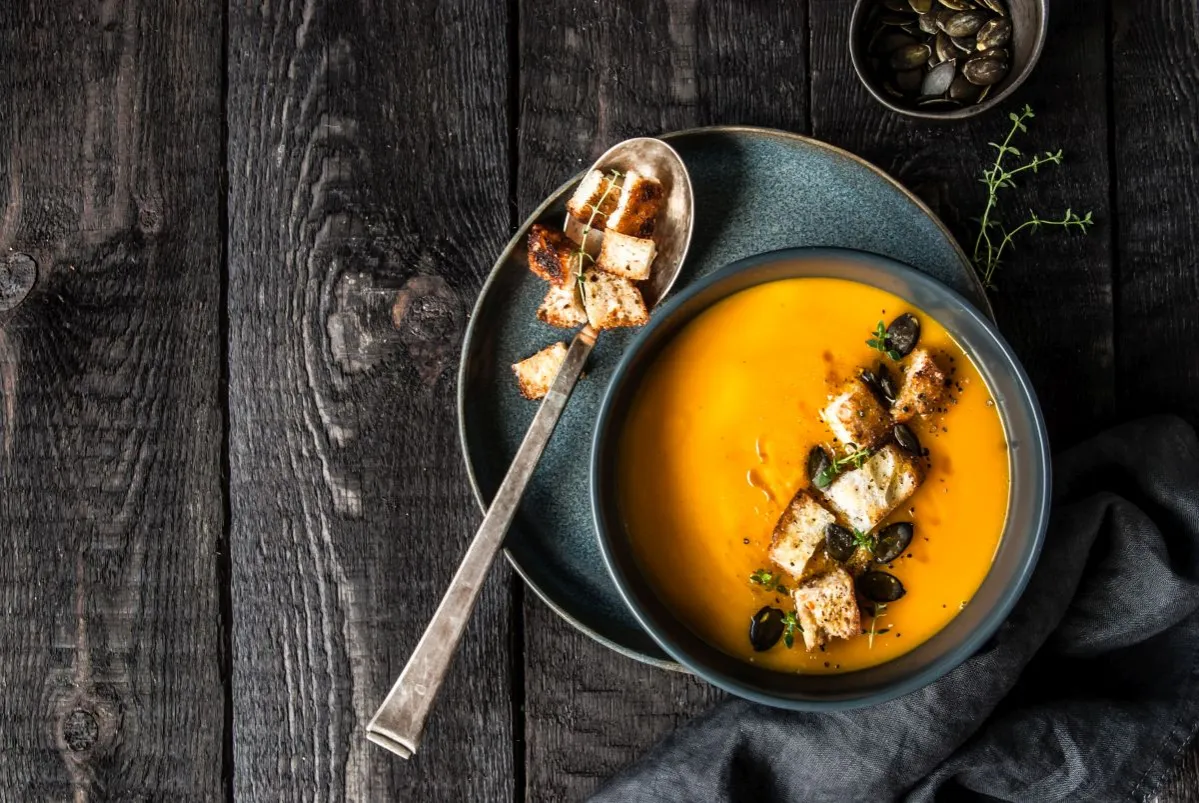 Dodatki do zupy krem na talerzu