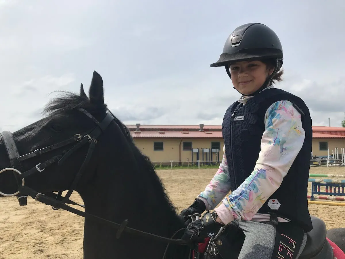 Młody jeździec w kamizelce ochronnej