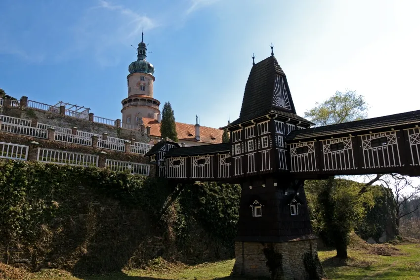 Ogrody zamkowe Nowe Miasto nad Metują most Jurkoviča
