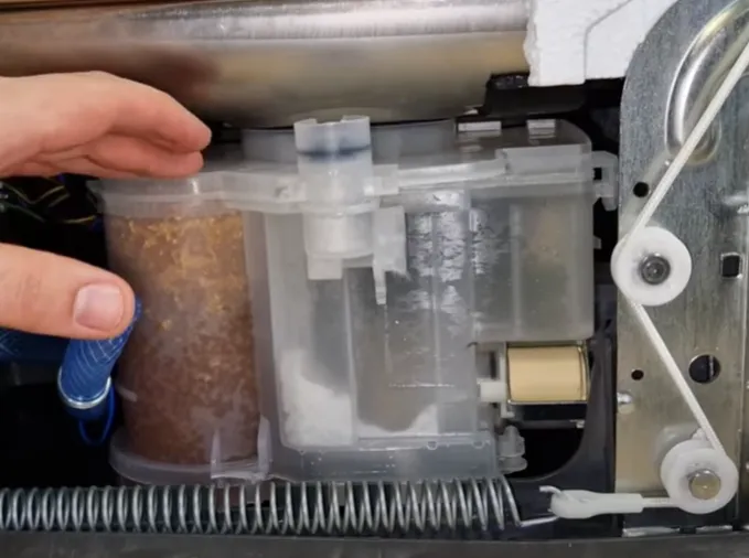 Pojemnik na s&oacute;l w zmywarce, lokalizacja na dnie, zakrętka z symbolem S