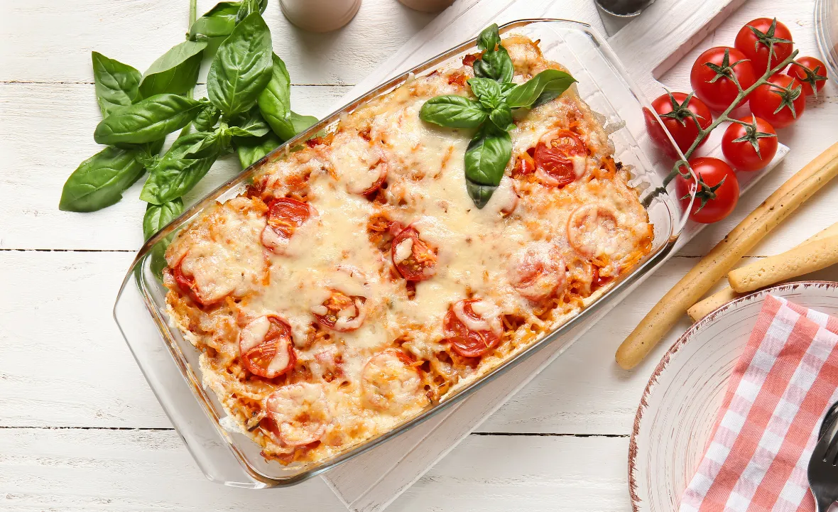 Składniki na zapiekankę z ryżem i kiełbasą