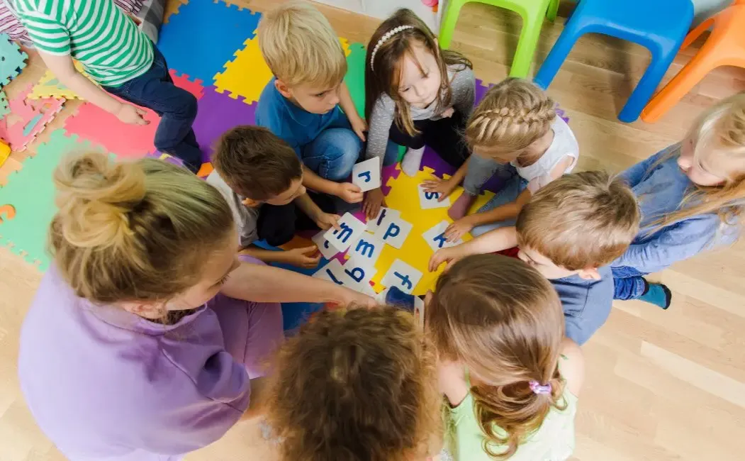 dzieci w przedszkolu na zajęciach grupowych