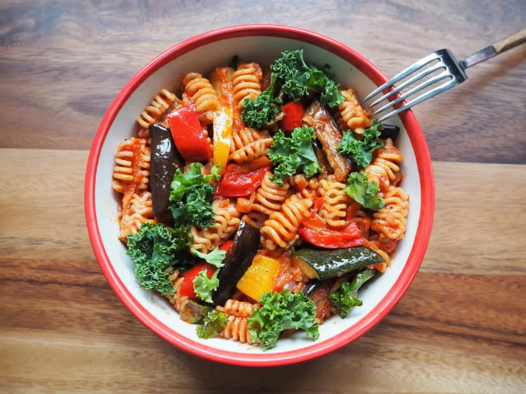 sos pomidorowy z warzywami do makaronu