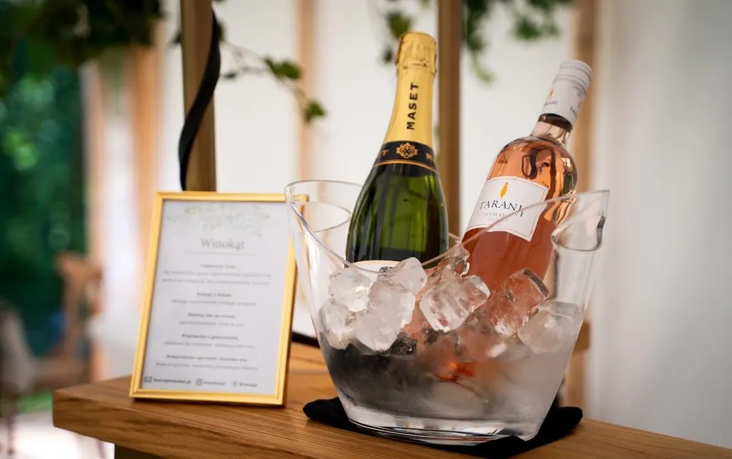 różnorodność win na wesele, butelki wina