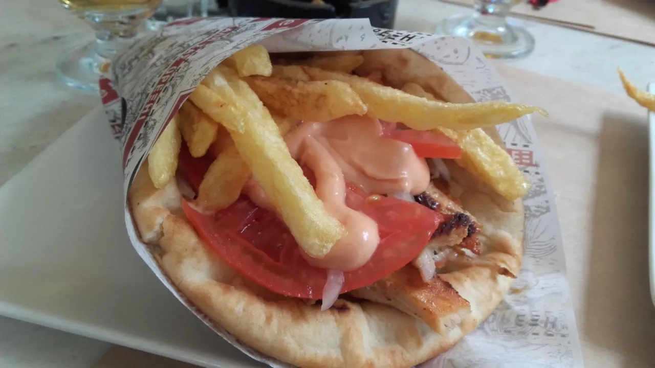 Gyros w picie z frytkami i kebab w lawaszu