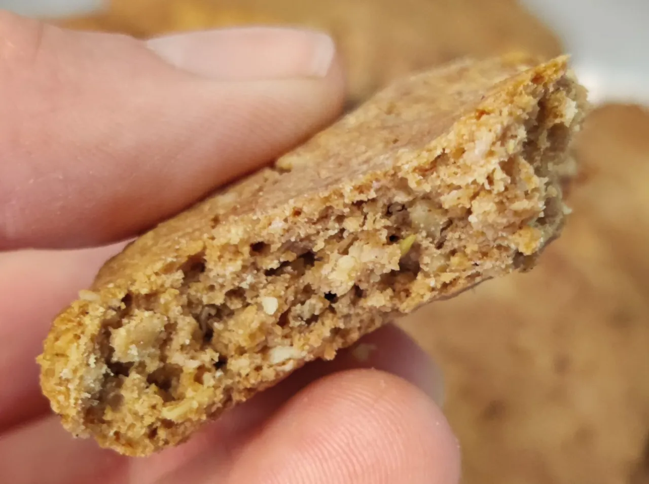 rodzic piecze z dzieckiem ciasteczka blw