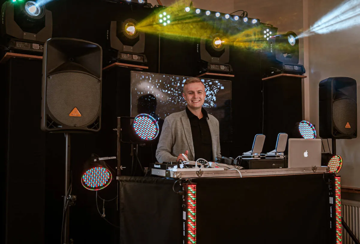 Zdjęcie Ile kosztuje DJ na wesele/18-stkę? Ceny 2026 i co wpływa na koszt