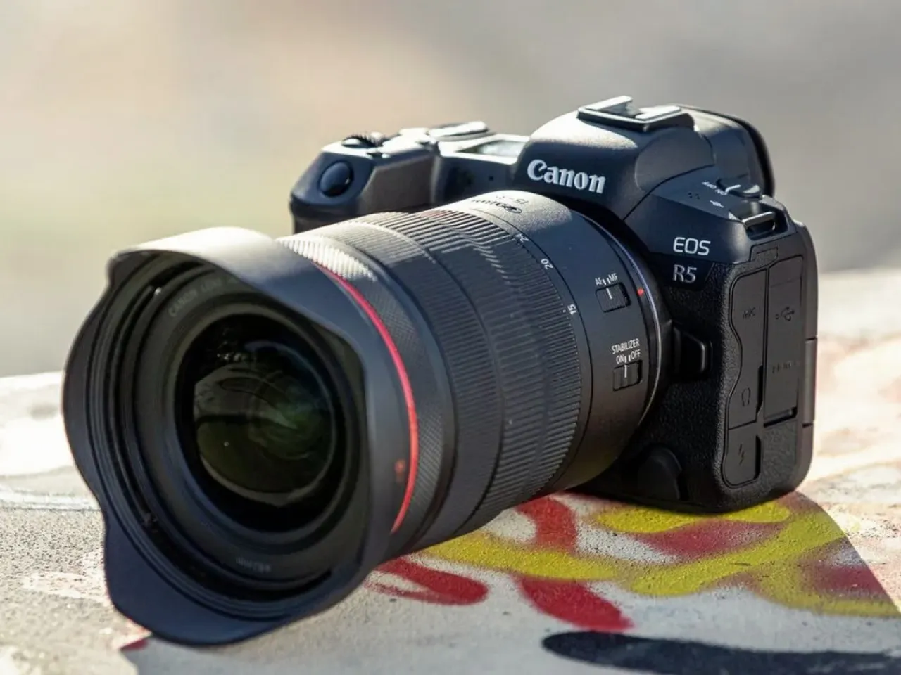 Canon EOS R5 z obiektywem RF 24-105mm f/4 L IS USM. Idealna lustrzanka do 2500 zł dla początkujących i zaawansowanych.