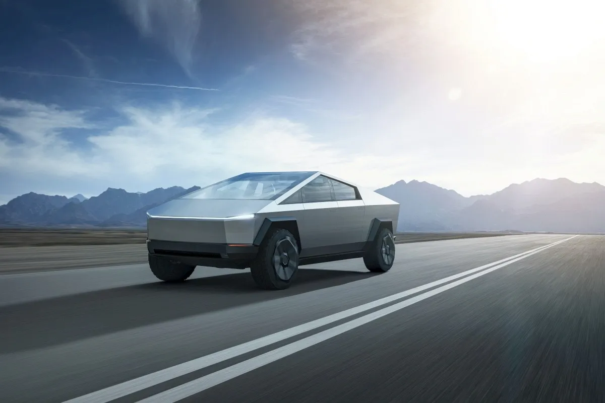 Futurystyczny Tesla Cybertruck na pustej drodze. Zastanawiasz się, tesla cybertruck ile kosztuje?