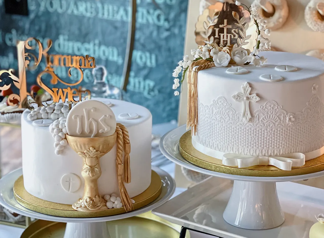 tort na chrzciny i słodki stół