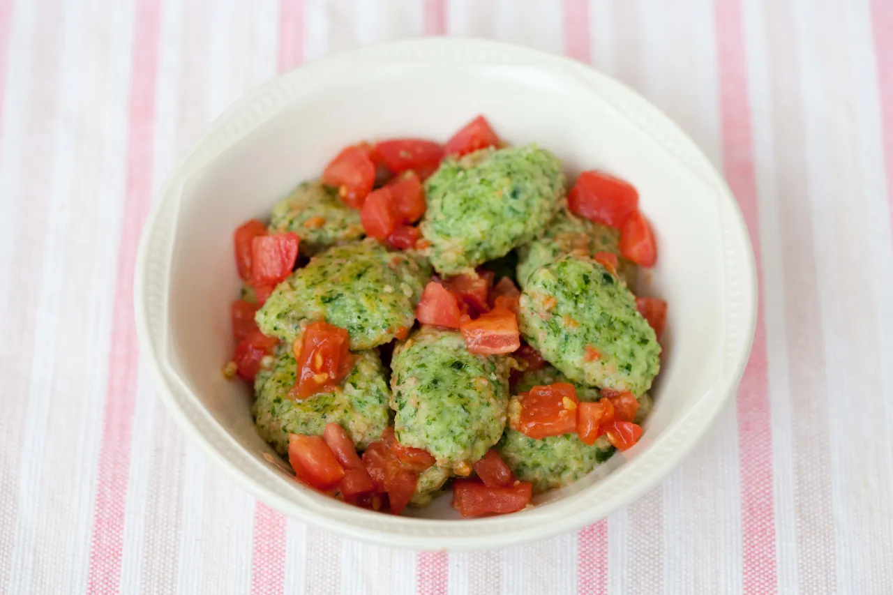 dzieci jedzą szpinak kreatywne dania