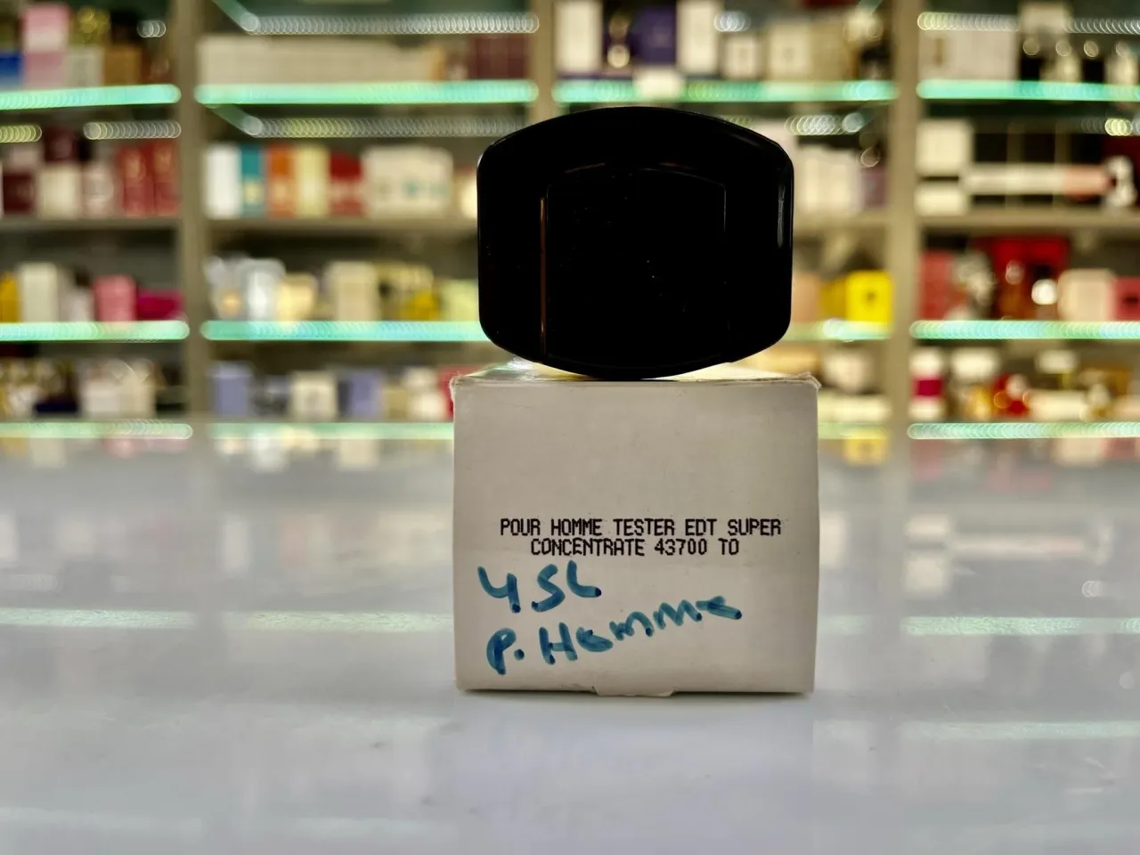 Tester perfum męskich. Różnica między wodą perfumowaną a toaletową to stężenie, co wpływa na trwałość zapachu.