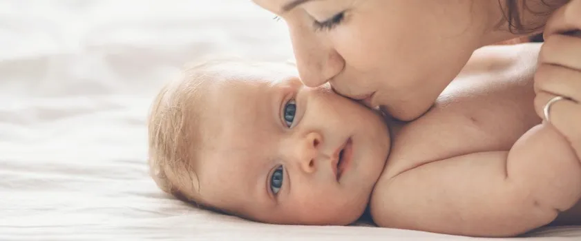 rodzic przytulający niemowlę skok rozwojowy wsparcie