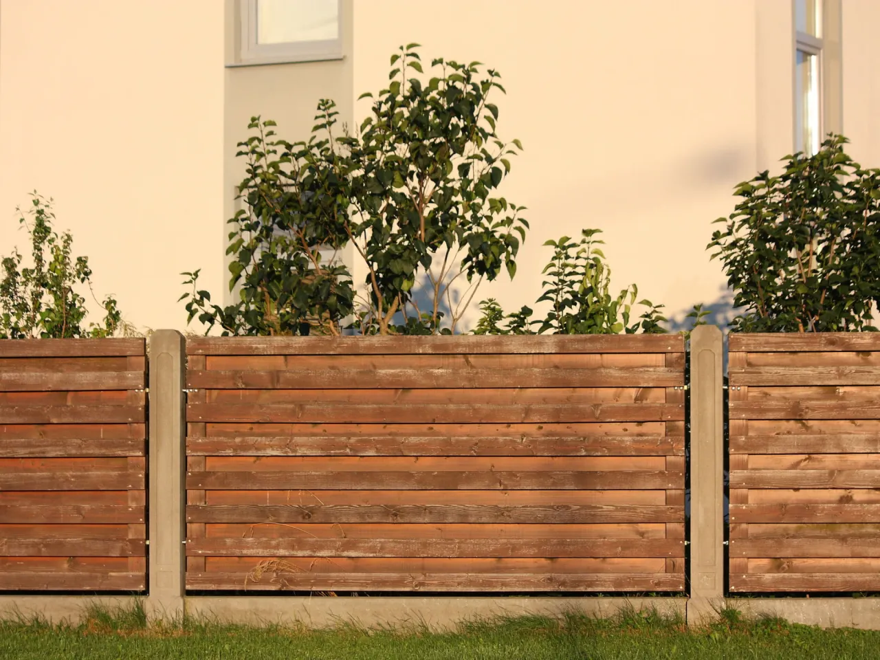 Nowoczesny płot z desek poziomych inspiracje
