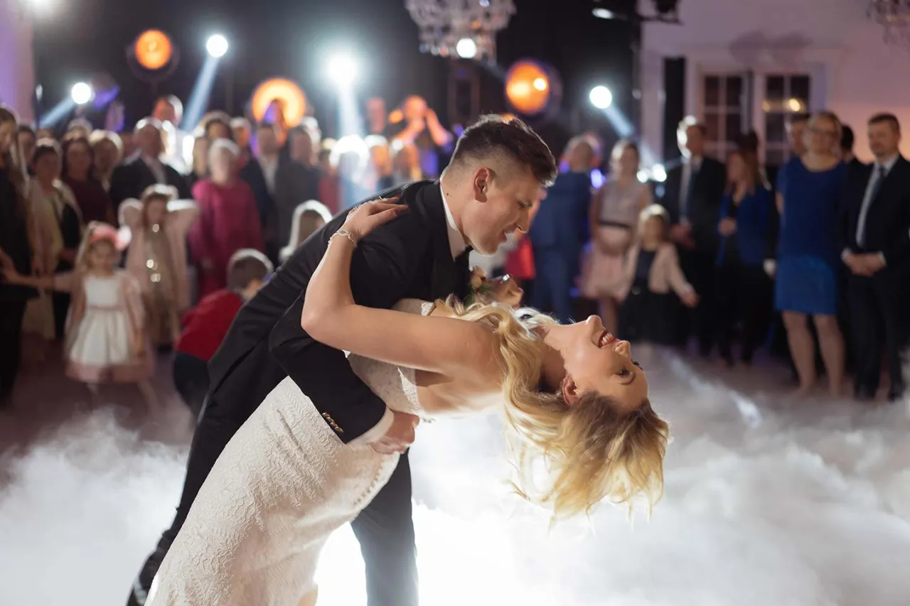 Para uchwycona w tańcu na weselu, otoczona mgłą i światłami. Szukacie fotografa, kt&oacute;ry uchwyci takie emocje?