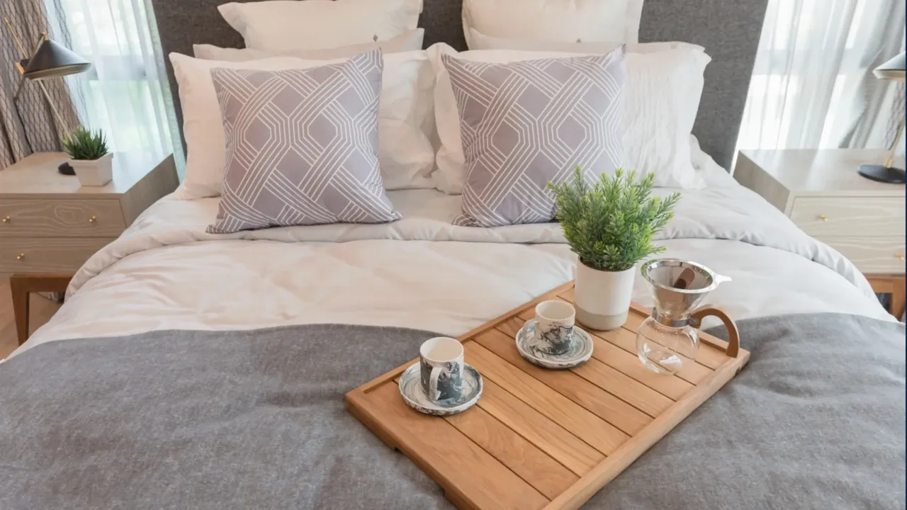 Poduszki dekoracyjne narzuty koce aranżacja sypialni