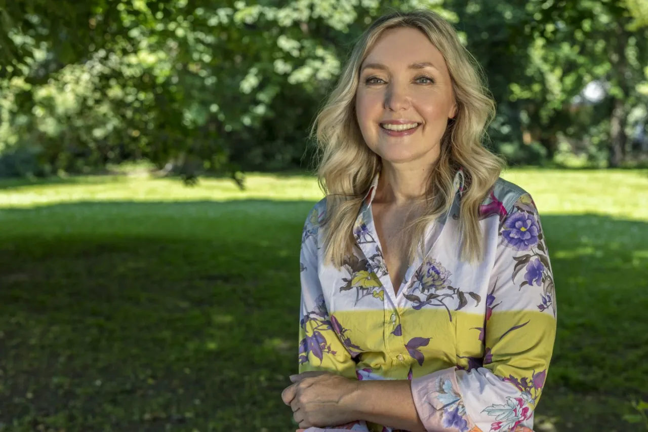 dojrzała kobieta szczęśliwa pewna siebie