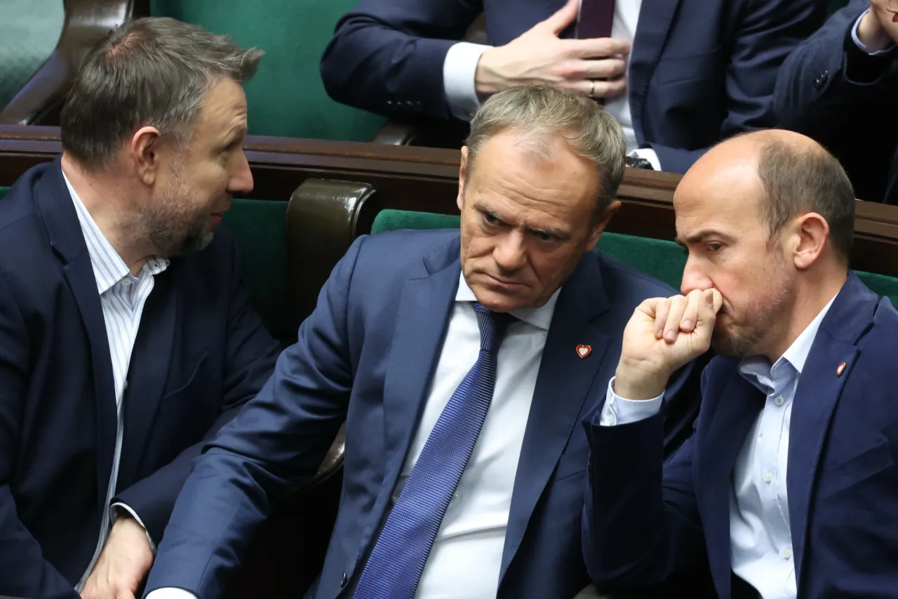 Donald Tusk, który rządził w latach 2007-2015, w rozmowie z kolegami w Sejmie.