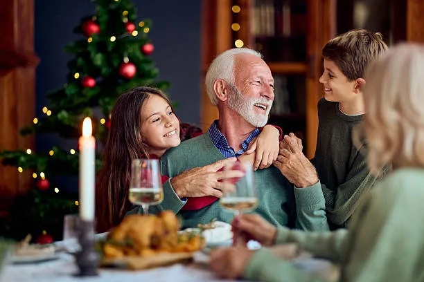 Oma mit Enkelkindern beim Weihnachtsbaum