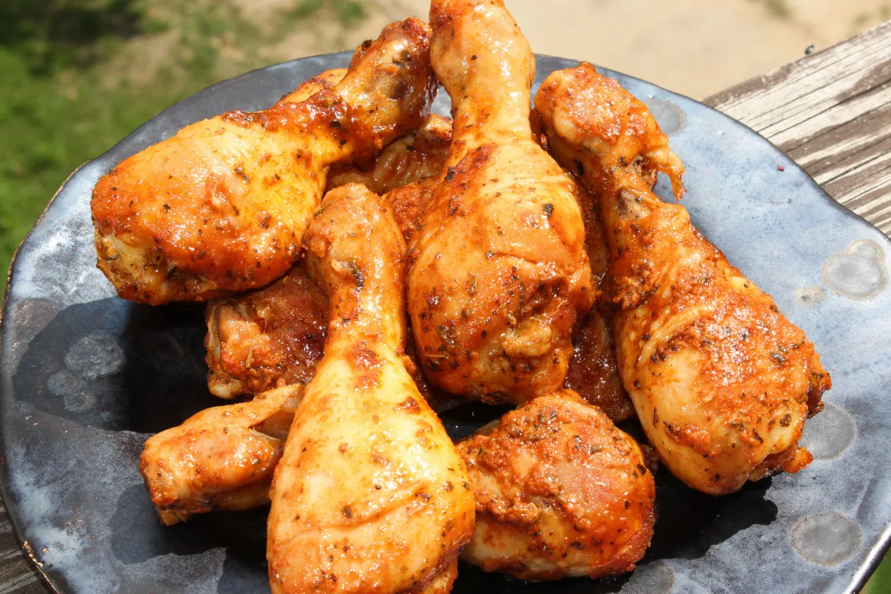 Soczyste udka z kurczaka, pieczone z papryką i ziołami. Idealne pytanie: jakie przyprawy do udek z kurczaka?