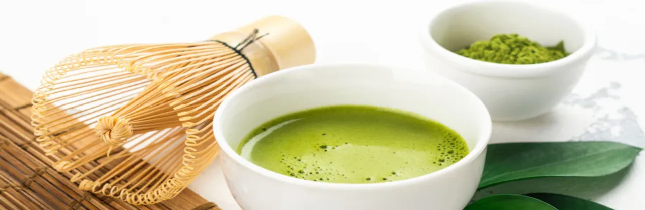 matcha w proszku i zaparzona