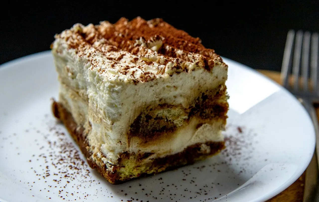 Pyszny kawałek tiramisu, idealny na deser. Ten przepis na ciasto usta romana zachwyci każdego!
