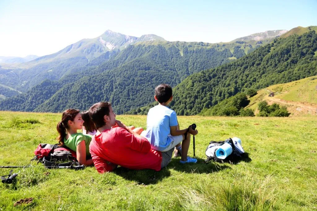 rodzina z dziećmi w Tatrach szlak